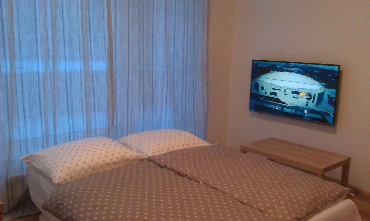Sunny, Fully Furnished Studio Type With Terrace Pilsen Exterior photo