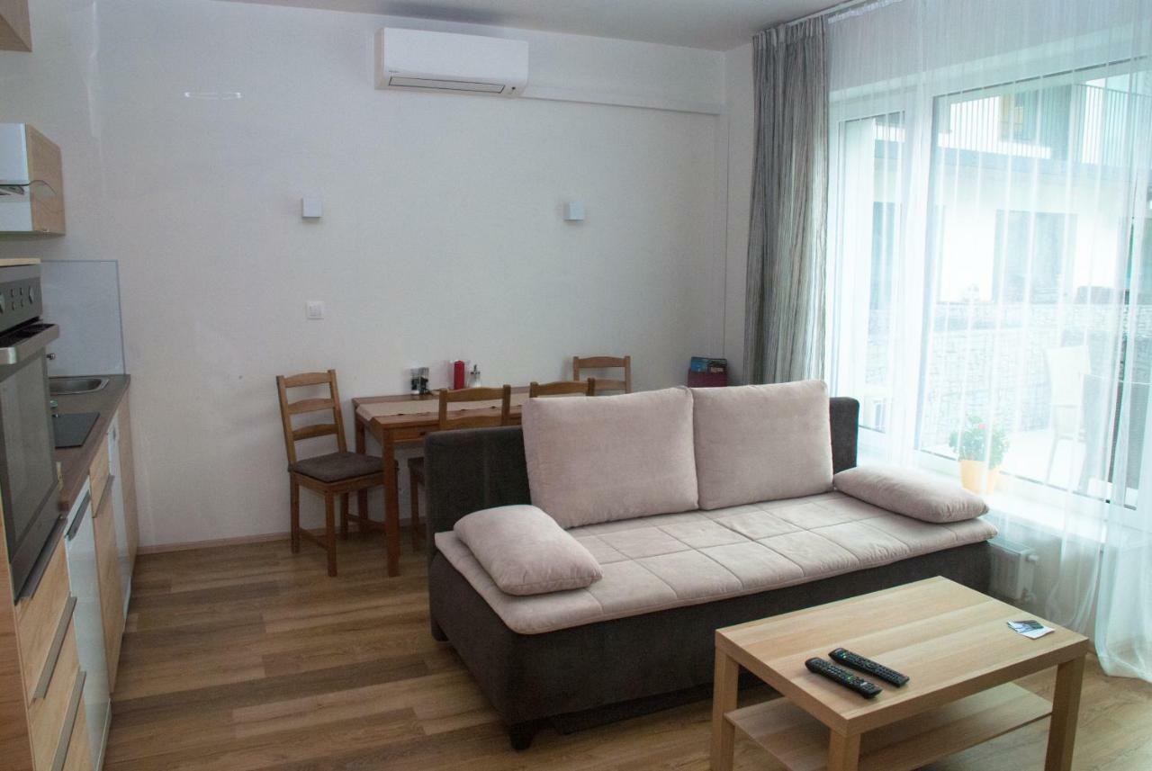 Sunny, Fully Furnished Studio Type With Terrace Pilsen Exterior photo